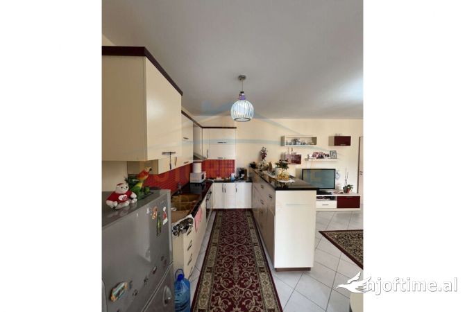 Shtepi ne shitje Apartament ne Tirane, 2+1, Mobilimi E mobiluar, Pagesa 125,000  Euro.