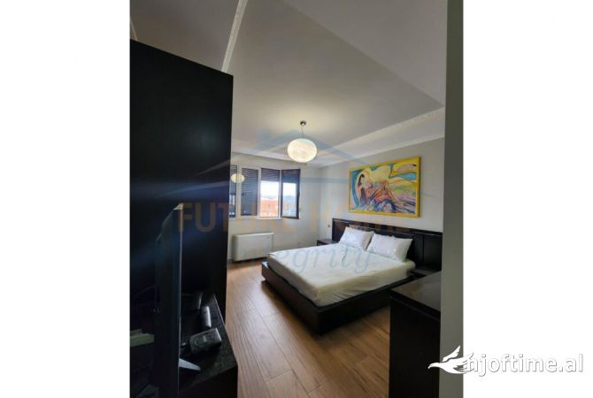 Shtepi ne shitje Apartament ne Tirane, 3+1, Mobilimi E mobiluar, Pagesa 230,000  Euro.