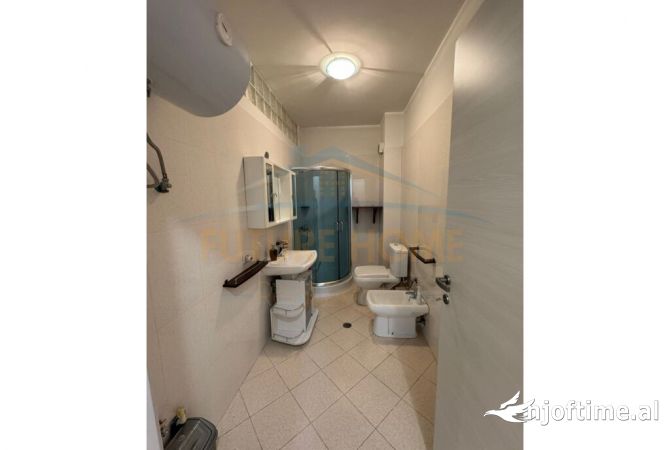 Shtepi ne shitje Apartament ne Tirane, 2+1, Mobilimi Pjeserisht e mobiluar, Pagesa 200,000  Euro.