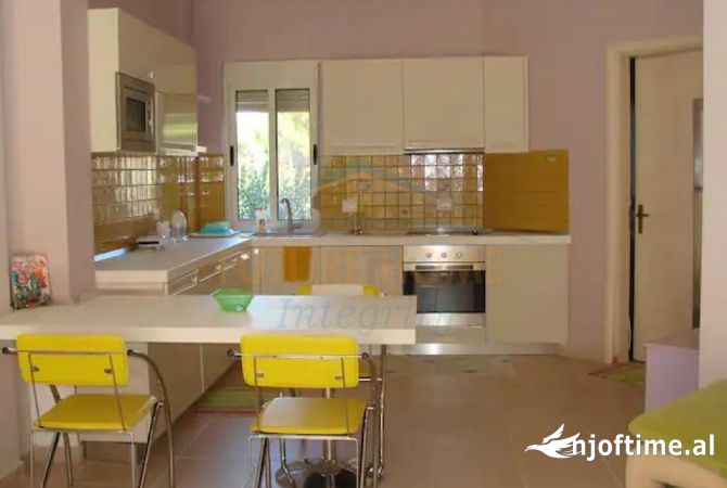 Shtepi ne shitje Apartament ne Durres, 3+1, Mobilimi E mobiluar, Pagesa 275,000  Euro.