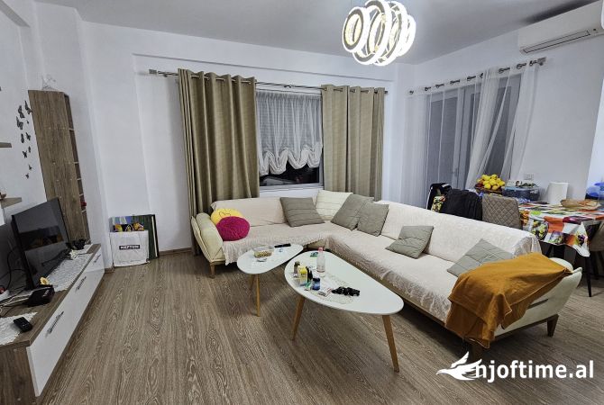 Shtepi ne shitje Apartament ne Tirane, 2+1, Mobilimi E mobiluar, Pagesa 195,000  Euro.