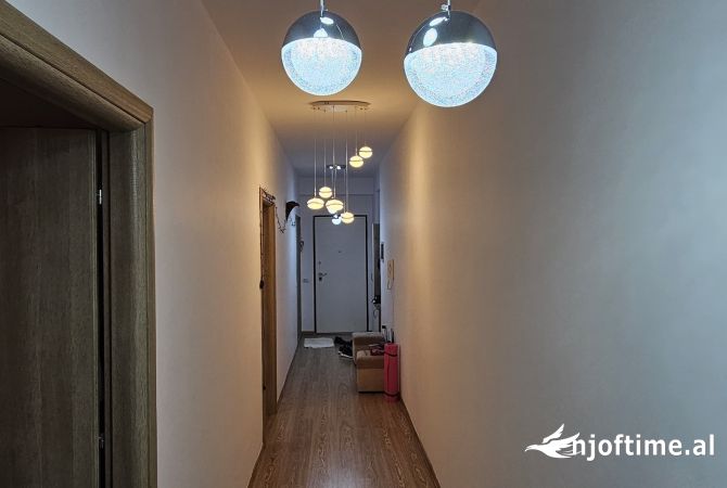 Shtepi ne shitje Apartament ne Tirane, 2+1, Mobilimi E mobiluar, Pagesa 195,000  Euro.