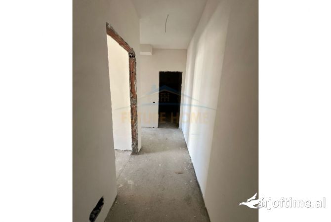 Shtepi ne shitje Apartament ne Tirane, 2+1, Mobilimi Bosh, pa mobiluar, Pagesa 261,250  Euro.