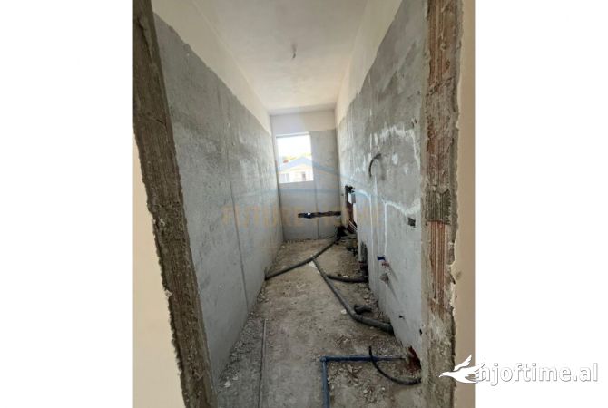 Shtepi ne shitje Apartament ne Tirane, 2+1, Mobilimi Bosh, pa mobiluar, Pagesa 112,800  Euro.