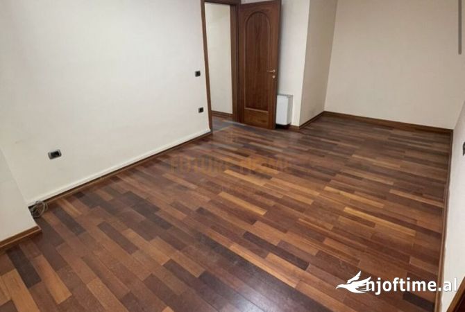 Shtepi me qera 4+1 ne Tirane - 2,000 Euro