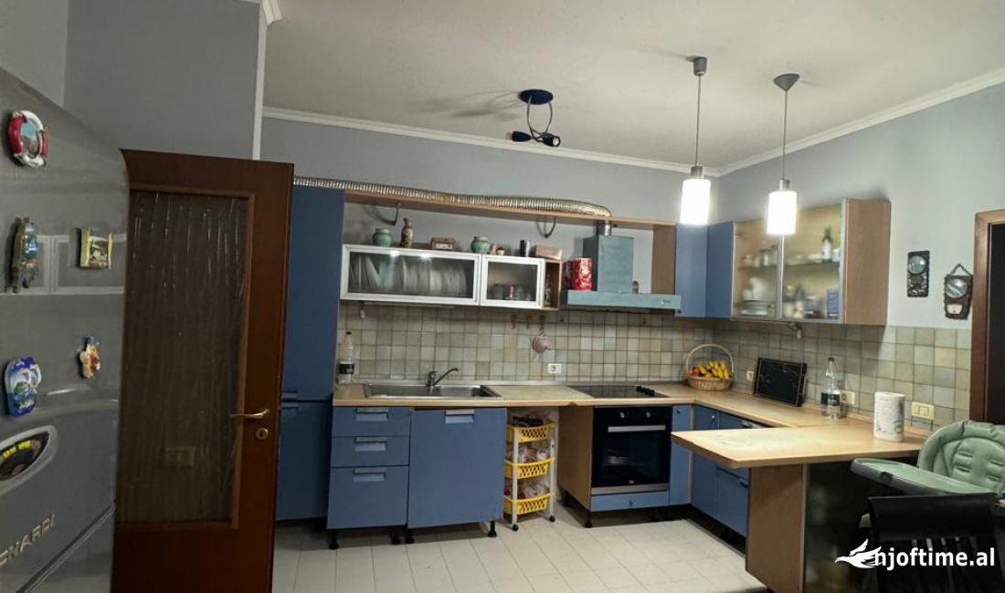 Shtepi ne shitje Apartament ne Tirane, 3+1, Mobilimi Bosh, pa mobiluar, Pagesa 280,000  Euro.