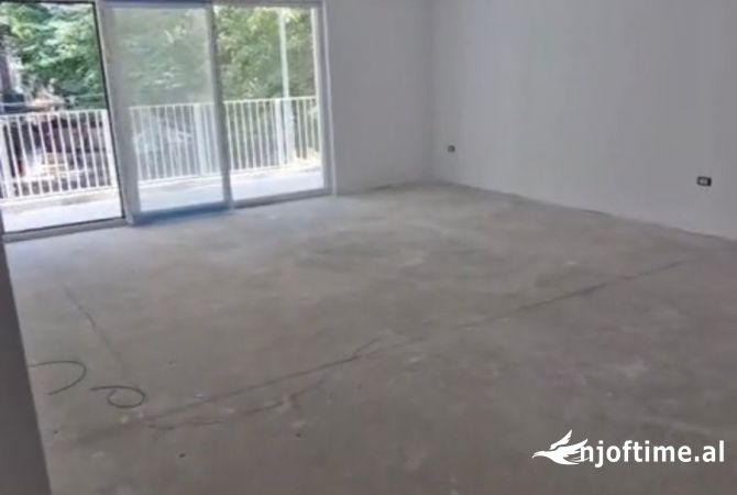 Shtepi ne shitje Apartament ne Tirane, 2+1, Mobilimi Bosh, pa mobiluar, Pagesa 405,000  Euro.