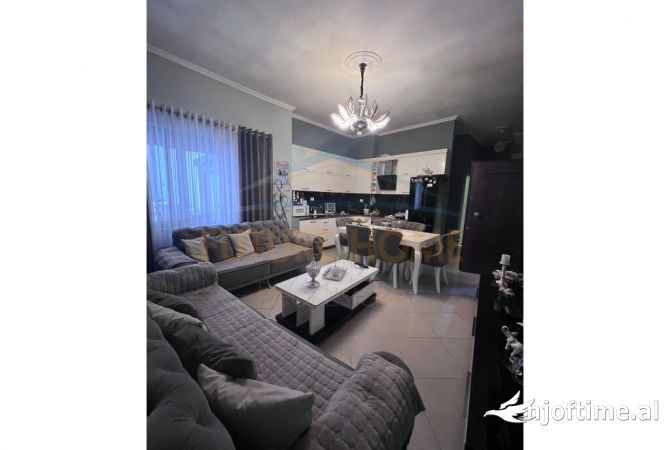 Shtepi ne shitje Apartament ne Tirane, 2+1, Mobilimi E mobiluar, Pagesa 145,000  Euro.