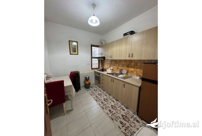 Shtepi ne shitje Apartament ne Tirane, 2+1, Mobilimi E mobiluar, Pagesa 120,000  Euro.