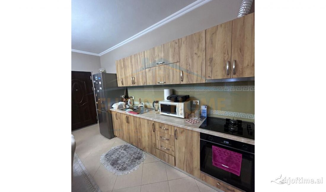 Shtepi ne shitje Apartament ne Tirane, 2+1, Mobilimi E mobiluar, Pagesa 123,000  Euro.