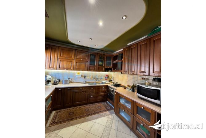 Shtepi me qera Apartament ne Tirane, 3+1, Mobilimi E mobiluar, Pagesa 2,700  Euro.