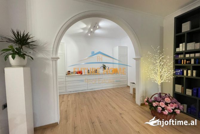 Ambjent Biznesi per Qera ne Bllok, Tirane.