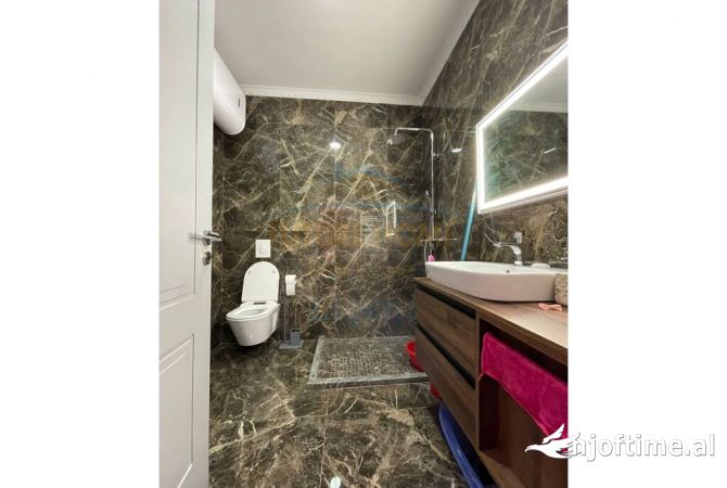 Shtepi ne shitje Apartament ne Tirane, 1+1, Mobilimi E mobiluar, Pagesa 160,000  Euro.