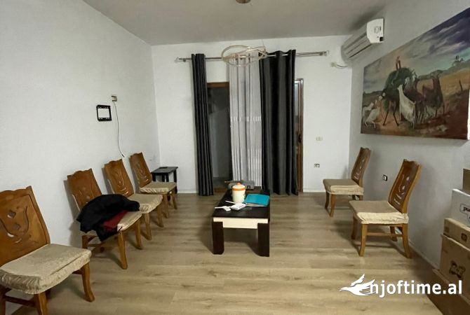 Shtepi ne shitje Apartament ne Tirane, 2+1, Mobilimi Bosh, pa mobiluar, Pagesa 123,000  Euro.