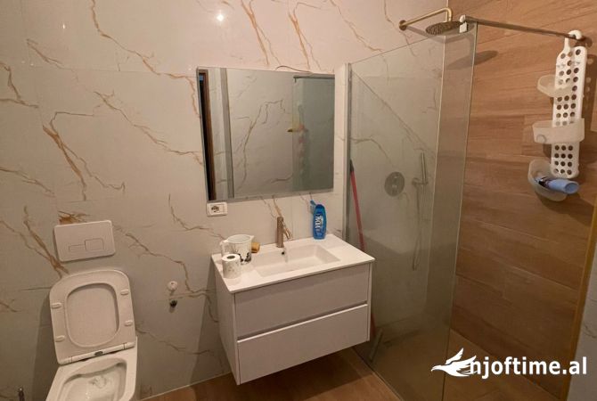 Shtepi ne shitje Apartament ne Tirane, 2+1, Mobilimi Bosh, pa mobiluar, Pagesa 123,000  Euro.