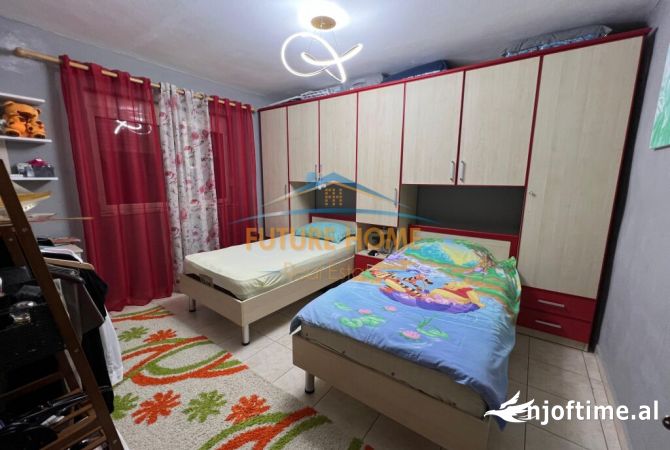 Shtepi ne shitje Apartament ne Tirane, 3+1, Mobilimi E mobiluar, Pagesa 150,000  Euro.