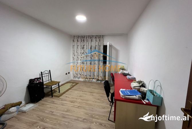 Shtepi ne shitje Apartament ne Tirane, 3+1, Mobilimi E mobiluar, Pagesa 150,000  Euro.