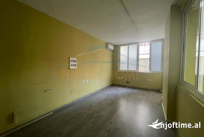 Ambient per Qera tek Shallvaret, Qender.