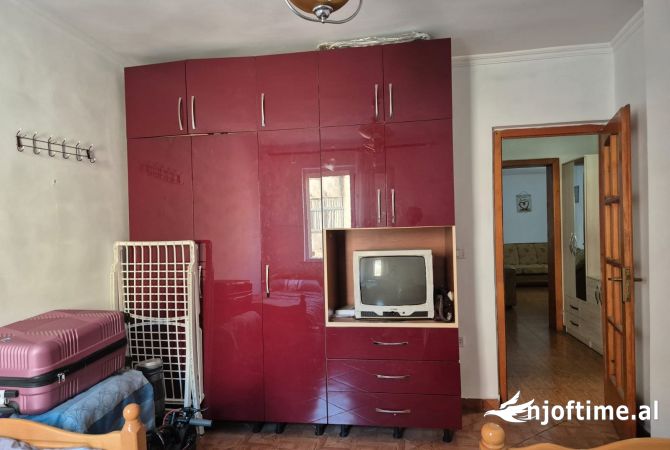 Shtepi ne shitje Apartament ne Tirane, 2+1, Mobilimi E mobiluar, Pagesa 100,000  Euro.
