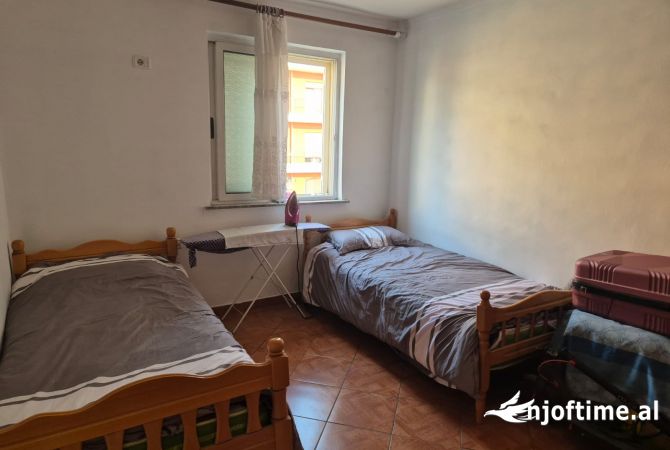 Shtepi ne shitje Apartament ne Tirane, 2+1, Mobilimi E mobiluar, Pagesa 100,000  Euro.
