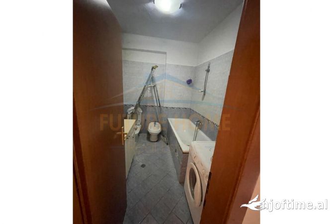 Shtepi ne shitje Apartament ne Tirane, 2+1, Mobilimi Bosh, pa mobiluar, Pagesa 250,000  Euro.