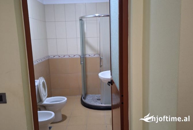 Shtepi me qera 3+1 ne Tirane - 380 Euro