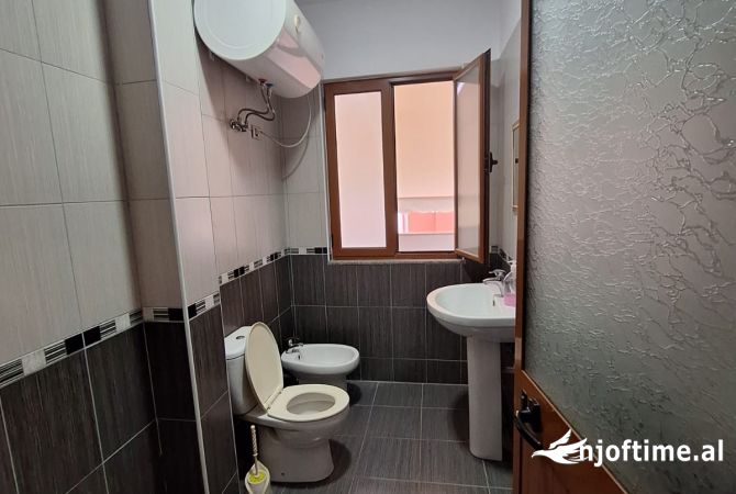 Shtepi me qera Apartament ne Tirane, 3+1, Mobilimi E mobiluar, Pagesa 380  Euro.