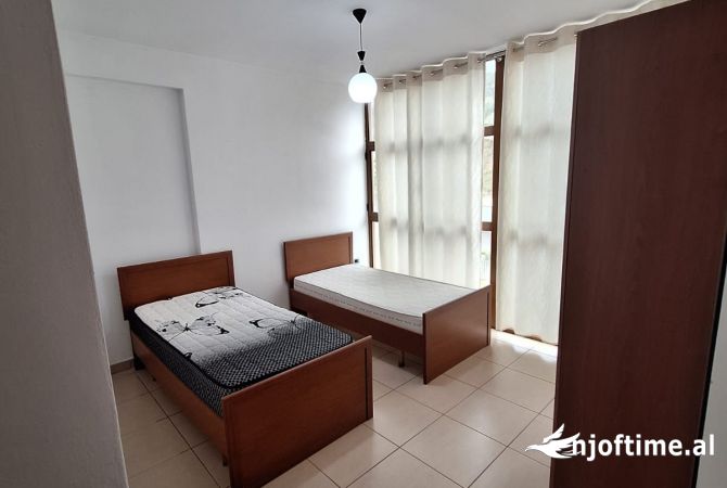 Shtepi me qera Apartament ne Tirane, 3+1, Mobilimi E mobiluar, Pagesa 380  Euro.