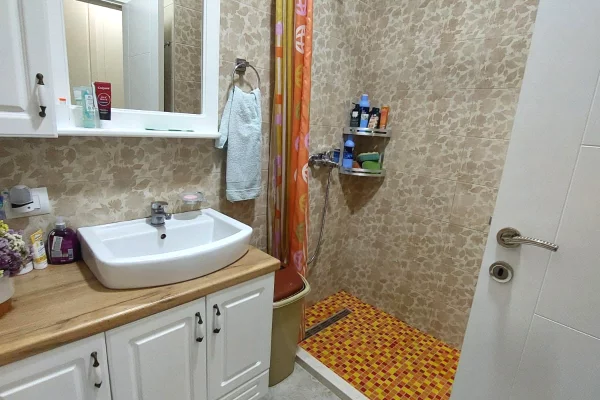 Shtepi ne shitje Apartament ne Tirane, 2+1, Mobilimi E mobiluar, Pagesa 140,000  Euro.