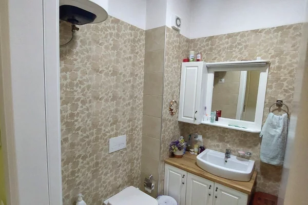 Shtepi ne shitje Apartament ne Tirane, 2+1, Mobilimi E mobiluar, Pagesa 140,000  Euro.