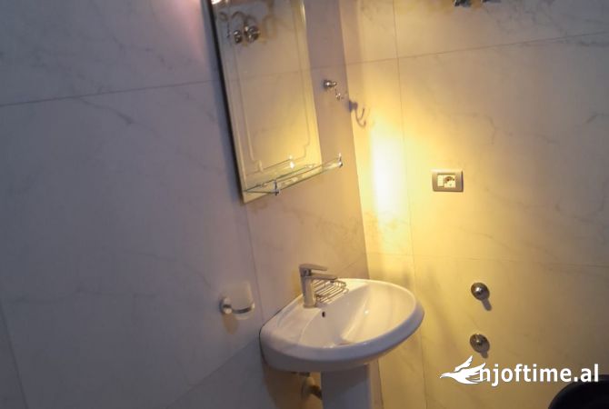 Shtepi me qera Shtepi Private ne Tirane, 2+1, Mobilimi E mobiluar, Pagesa 30,000  Leke.