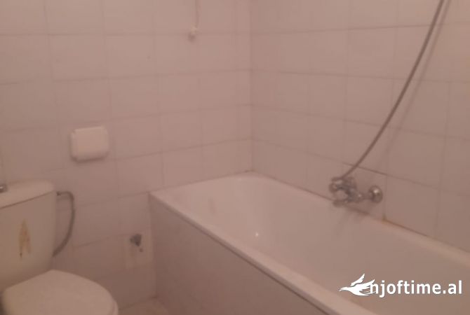 Shtepi me qera Shtepi Private ne Tirane, 2+1, Mobilimi E mobiluar, Pagesa 40,000  Leke.