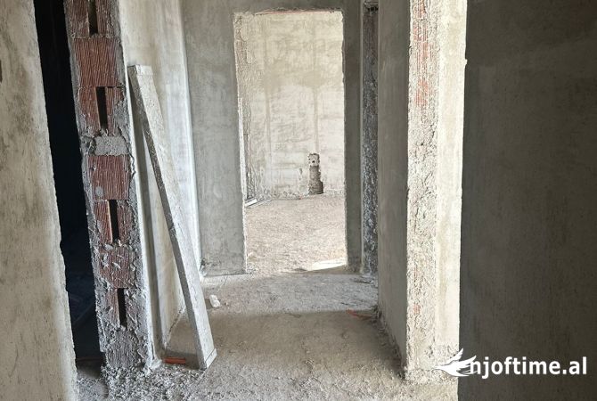 Shtepi ne shitje Apartament ne Tirane, 2+1, Mobilimi Bosh, pa mobiluar, Pagesa 80,453  Euro.