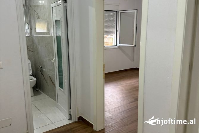 Shtepi me qera Shtepi Private ne Tirane, 2+1, Mobilimi Pjeserisht e mobiluar, Pagesa 250  Euro.