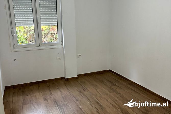 Shtepi me qera Shtepi Private ne Tirane, 2+1, Mobilimi Pjeserisht e mobiluar, Pagesa 250  Euro.