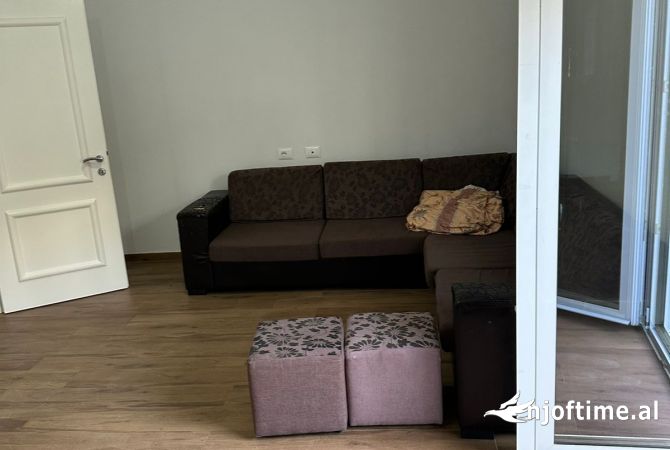 Shtepi me qera Shtepi Private ne Tirane, 2+1, Mobilimi Pjeserisht e mobiluar, Pagesa 250  Euro.