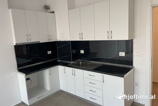 Shtepi me qera Apartament ne Tirane, 2+1, Mobilimi Pjeserisht e mobiluar, Pagesa 300  Euro.