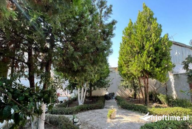 Shtepi ne shitje Shtepi Private ne Tirane, 3+1, Mobilimi E mobiluar, Pagesa 195,000  Euro.