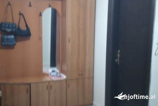 Shtepi ne shitje Apartament ne Tirane, 1+1, Mobilimi Pjeserisht e mobiluar, Pagesa 85,000  Euro.