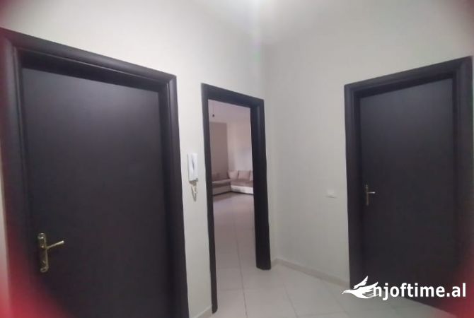 Shtepi ne shitje Apartament ne Tirane, 1+1, Mobilimi Pjeserisht e mobiluar, Pagesa 85,000  Euro.