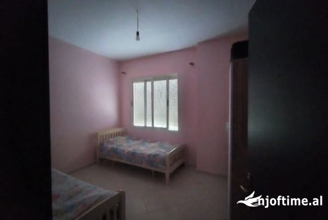 Shtepi ne shitje Apartament ne Tirane, 1+1, Mobilimi Pjeserisht e mobiluar, Pagesa 85,000  Euro.