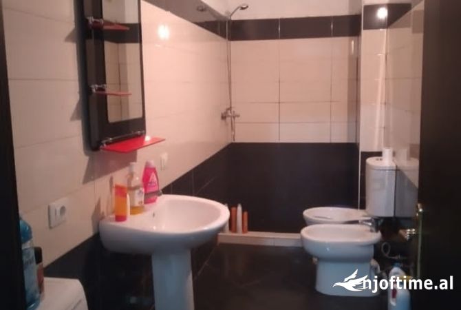Shtepi ne shitje Apartament ne Tirane, 1+1, Mobilimi Pjeserisht e mobiluar, Pagesa 85,000  Euro.