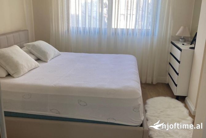 Shtepi me qera Apartament ne Tirane, 2+1, Mobilimi E mobiluar, Pagesa 800  Euro.