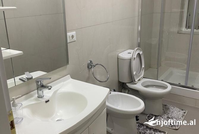 Shtepi me qera Apartament ne Tirane, 2+1, Mobilimi E mobiluar, Pagesa 800  Euro.
