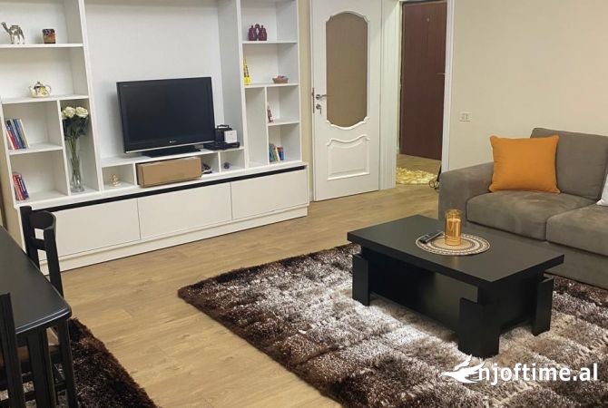 Shtepi me qera Apartament ne Tirane, 2+1, Mobilimi E mobiluar, Pagesa 800  Euro.