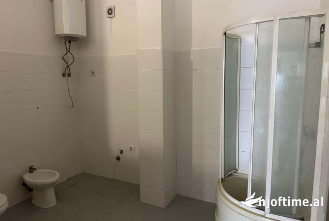 Shtepi me qera Apartament ne Tirane, 2+1, Mobilimi Pjeserisht e mobiluar, Pagesa 350  Euro.