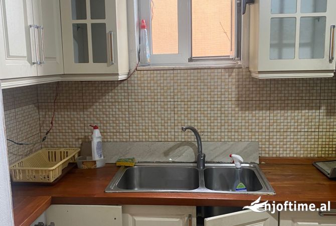 Shtepi me qera Apartament ne Tirane, 2+1, Mobilimi E mobiluar, Pagesa 400  Euro.