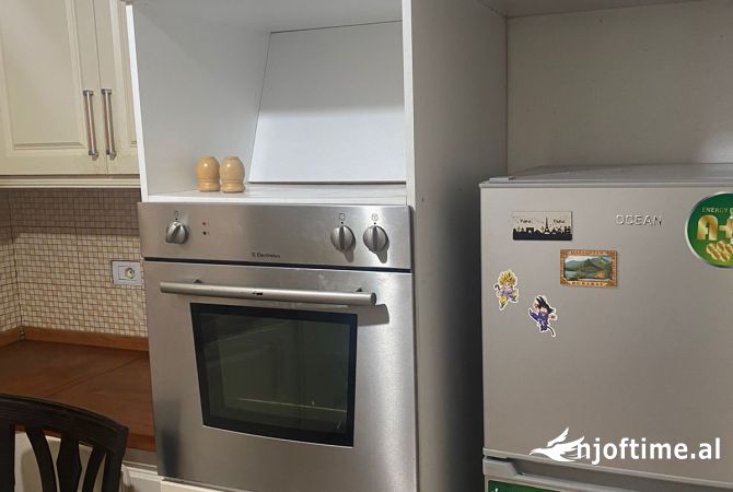 Shtepi me qera Apartament ne Tirane, 2+1, Mobilimi E mobiluar, Pagesa 400  Euro.