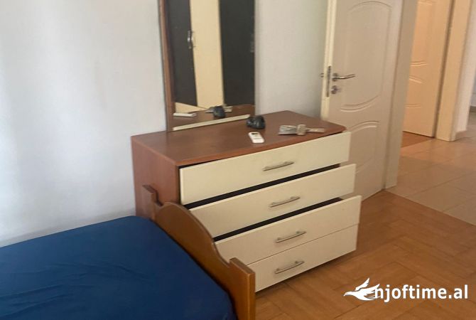 Shtepi me qera Apartament ne Tirane, 2+1, Mobilimi E mobiluar, Pagesa 400  Euro.