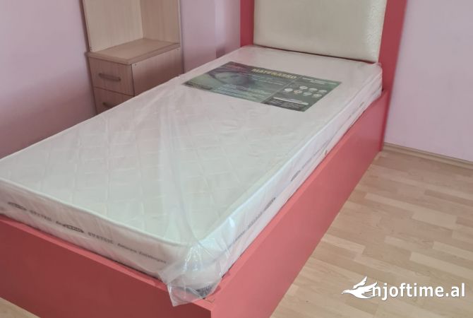 Shtepi me qera Apartament ne Tirane, 2+1, Mobilimi Pjeserisht e mobiluar, Pagesa 700  Euro.